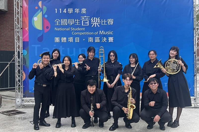 南大管弦樂社團員專注投入合奏，從音準到節奏精準配合，展現長時間練習累積的整體一致性。