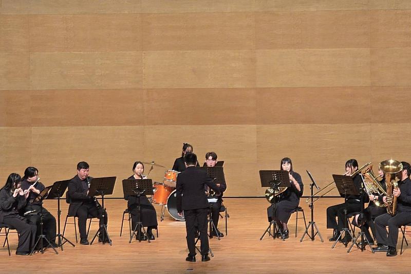 南大管弦樂社於全國音樂比賽舞臺演出，銅管與木管聲部交織展現細膩掌控力，呈現團隊默契與穩定表現。