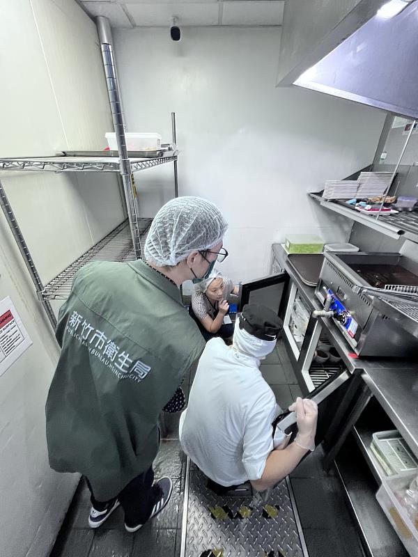 衛生局依據食品良好衛生規範準則（GHP）實地評核。