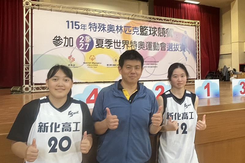 南大體育系沈郡蓉（左）、音樂系陳怡臻（右）於許柏仁老師指導下參與融合籃球賽事，展現南大學生跨域投入運動場域的學習成果。