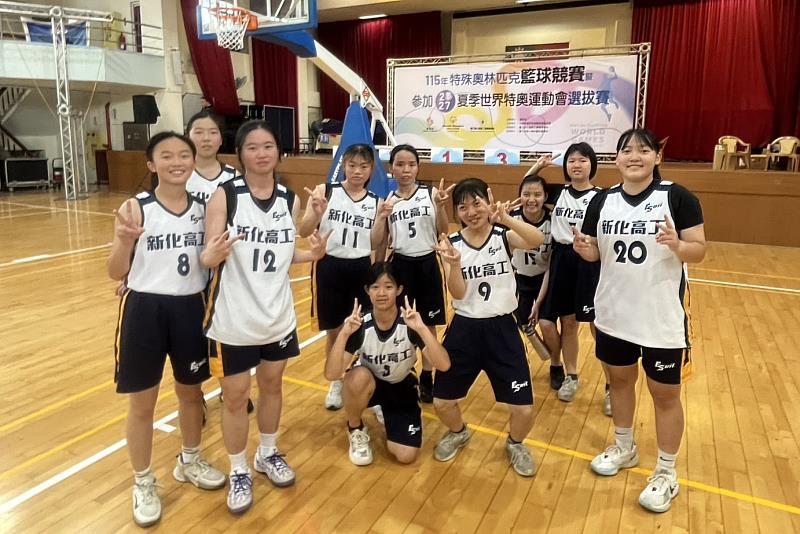 融合女子籃球跨校團隊合影，南大學生與不同背景隊友共同競賽，呈現融合籃球促進理解與合作的運動價值。