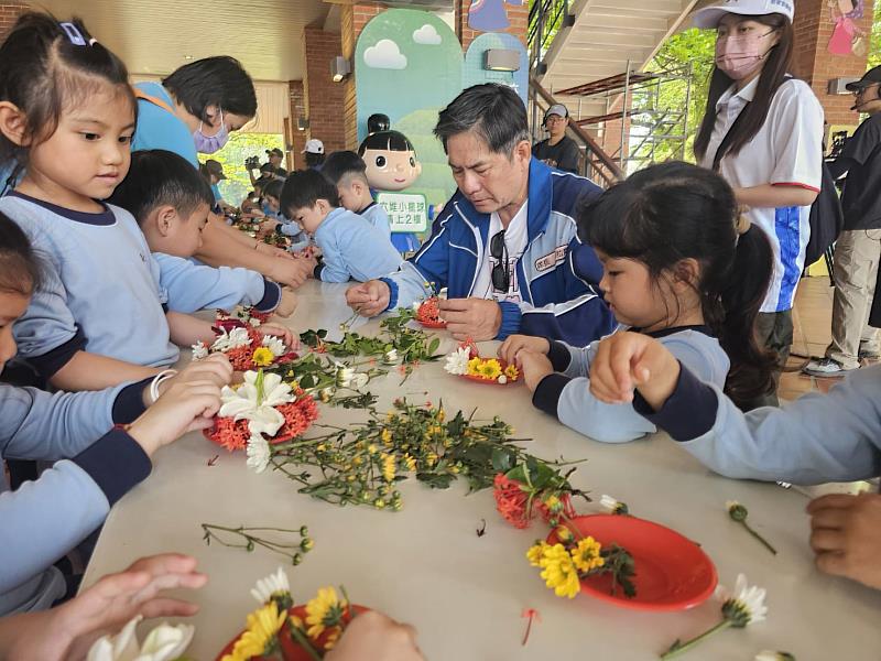 「二月二伯公生 六堆蓋鬧熱」，客家電視臺駐村小隊藝人洪都拉斯與學童一起疊盤花。