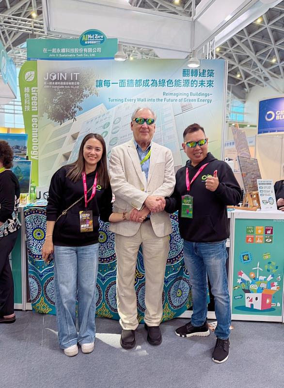 美國馬里蘭州蒙哥馬利郡郡長 Marc Elrich（中） 於高雄智慧城市展開幕，特別南下參訪睿田能源與在一起永續科技展區，並與睿田能源總經理李佳蓉（左）、執行長薛煒立（右）合影交流。Marc Elrich對立面彩繪光電技術在城市與校園應用上的發展潛力表達高度關注與肯定。