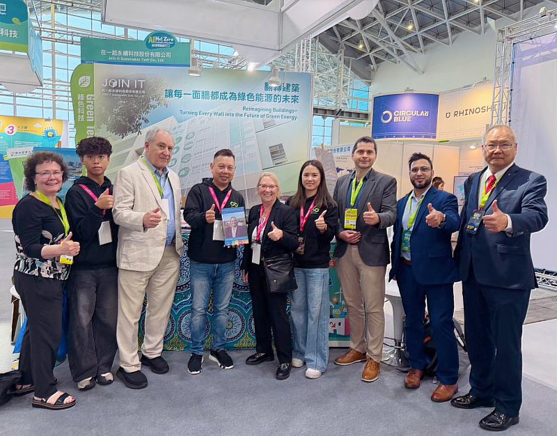美國馬里蘭州蒙哥馬利郡郡長Marc Elrich（左3） 率團參訪高雄智慧城市展睿田能源與在一起永續科技展區，與執行長薛煒立（中）及團隊合影交流。現場由薛煒立執行長致贈首次來台的蒙哥馬利郡副議長、美國馬里蘭州蒙哥馬利郡郡長Marc Elrich（左3） 率團參訪高雄智慧城市展睿田能源與在一起永續科技展區，與執行長 薛煒立（中）及團隊合影交流。現場由薛煒立執行長致贈首次來台的蒙哥馬利郡副議長Marilyn Balcombe（中右）專屬彩繪光電板，象徵台灣淨零建築技術與國際城市交流的深化。代表團並對立面彩繪光電於城市與校園應用的發展潛力表達高度關注與肯定。