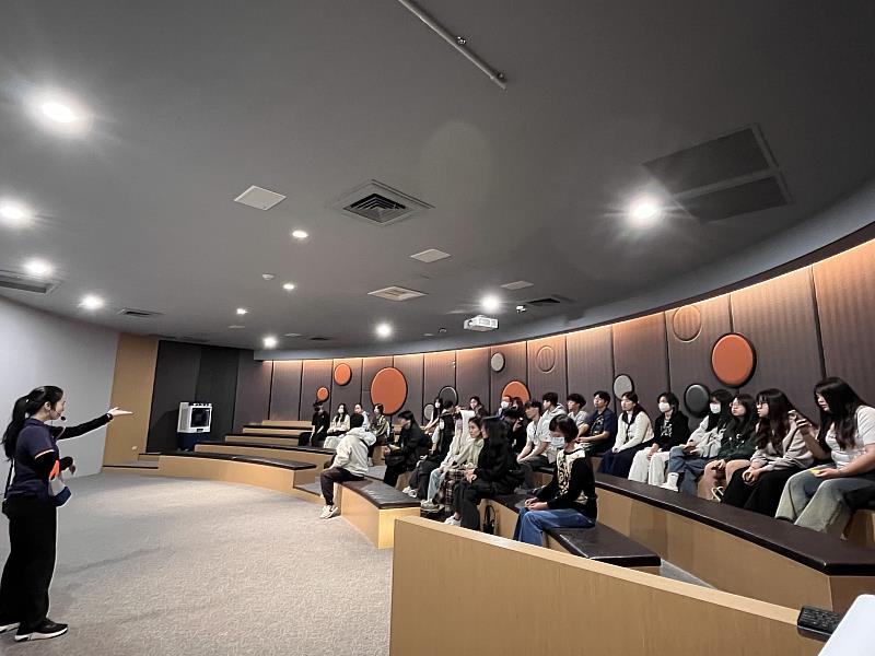 南華大學學生至奇美食品幸福工廠參訪,透過專業導覽人員的介紹,了解企業如何結合在地特色,推動產業發展。