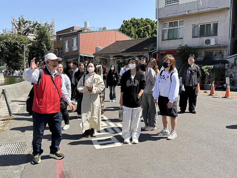 南華大學學生參訪安平地區，台南市導覽協會邱明賢常務理事說明安平早期國際貿易據點的重要地位。