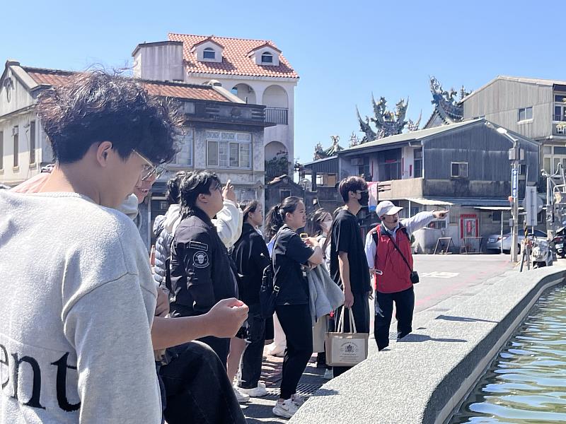 南華大學學生參訪安平地區，台南市導覽協會邱明賢常務理事深入解說在地歷史文化。