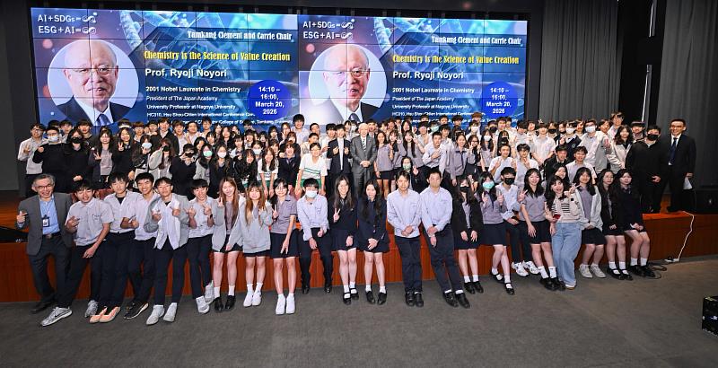 年輕學子親炙諾貝爾化學獎得主風采。（圖／淡江大學提供）