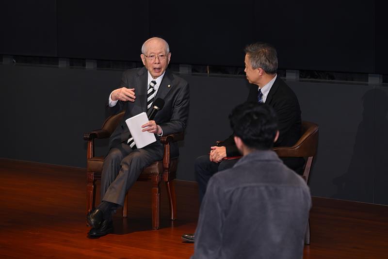 QA環節，野依良治與提問學生近距離互動。（圖／淡江大學提供）