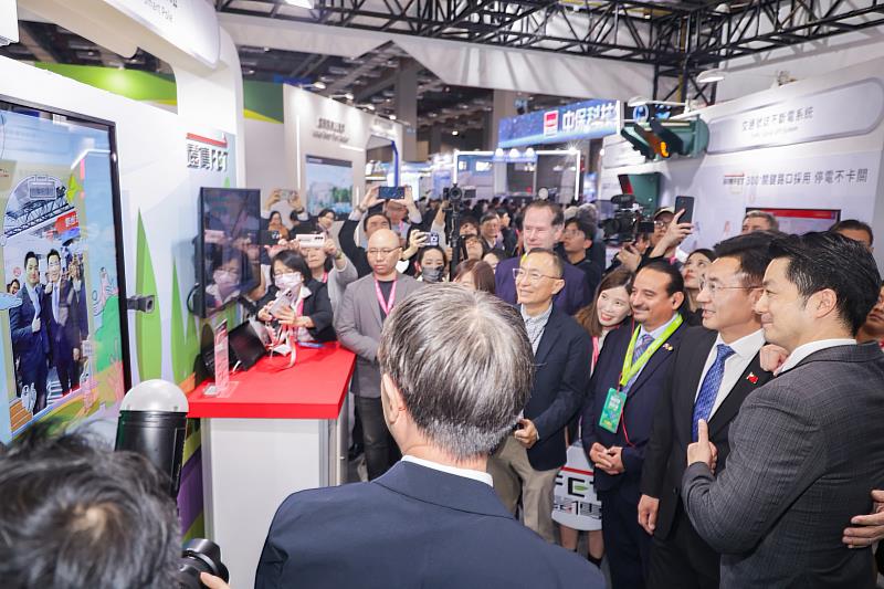 二、台北展區今日風光落幕，展期間吸引產官學界眾多重量級人物蒞臨參觀。圖為立法院副院長江啟臣（右2）、台北市長蔣萬安（右1）。