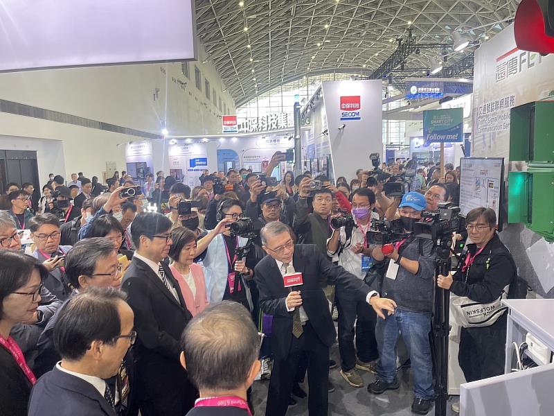 一、「2026智慧城市展」高雄展區今日熱鬧登場,高雄市長陳其邁、經濟部政務次長江文若蒞臨遠傳攤位。
