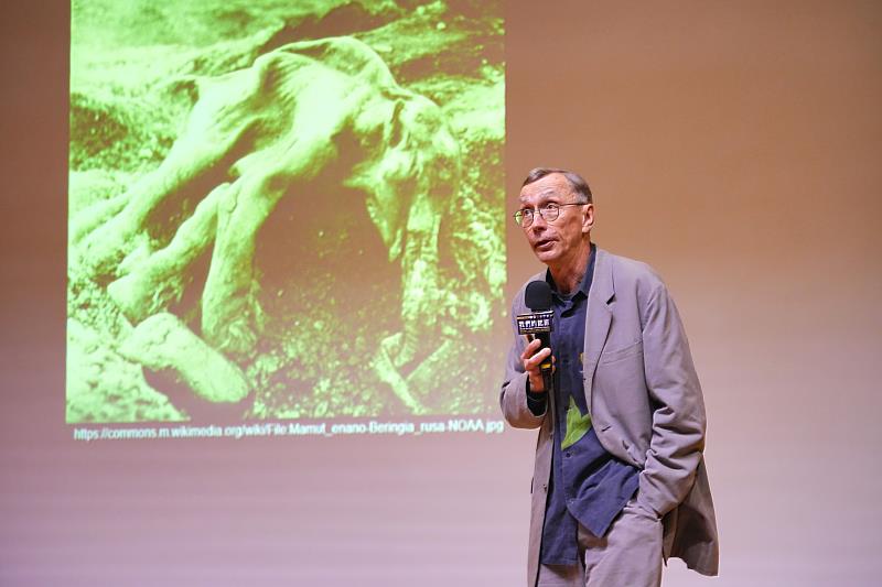 史凡提.帕波(Svante Pääbo)教授分享其團隊開創性的古DNA研究領域的突破性成果。