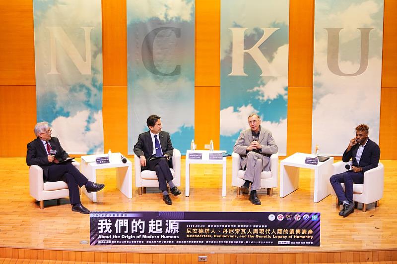 學術對談由成功大學生命科學系王浩文教授主持(左1),與談人包括耶魯大學助理教授Diyendo Massilani(右1)及東京科學大學廣田順二教授(左2)。