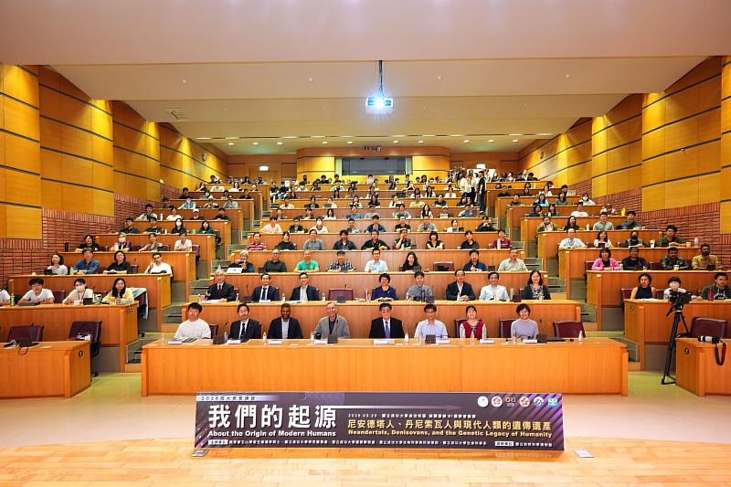 校內外師生熱情參與，聆聽大師分享，與會者合影。