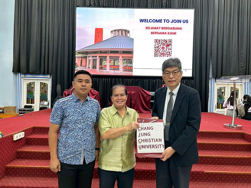 孫惠民校長致贈印尼PKMI Pakam高中校長禮品。