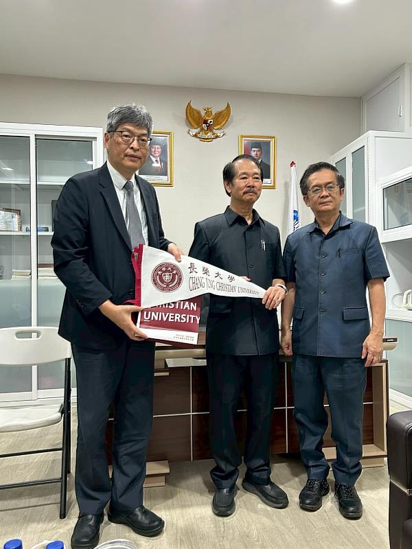 致贈衛學校總校長本校校旗。