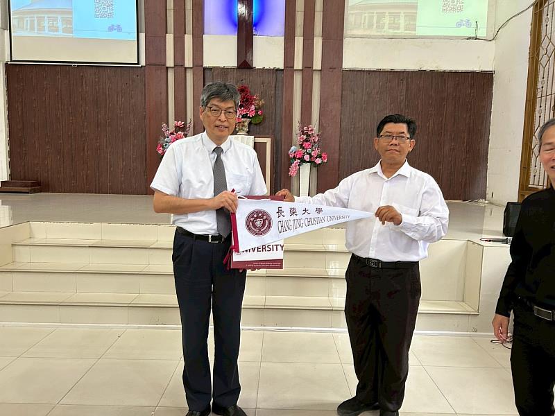 致贈Methodist Perbaungan高中本校校旗與禮品。