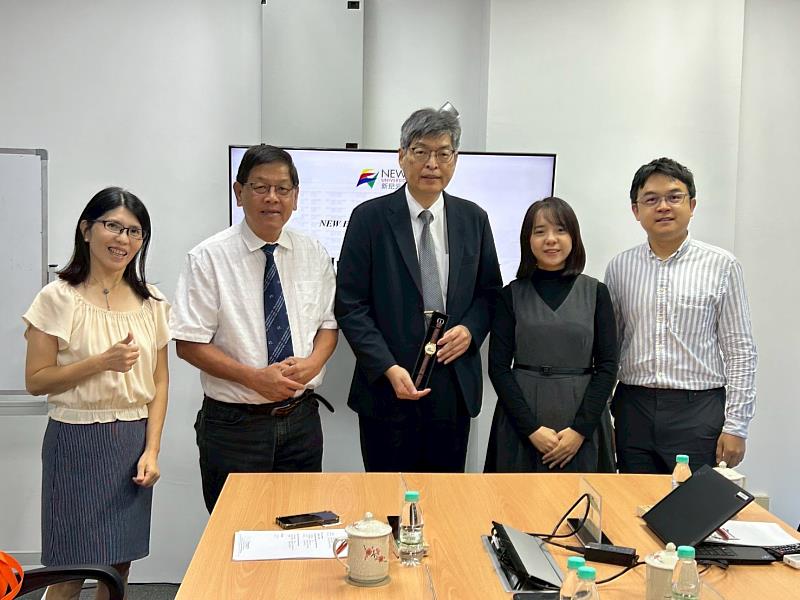 新紀元大學學院師長合影。