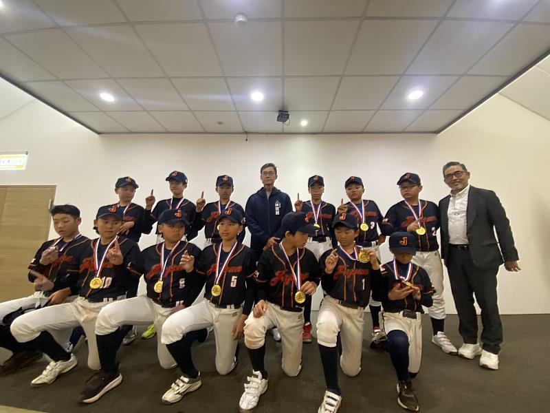 林副市長致贈日本選手參賽獎牌並合影
