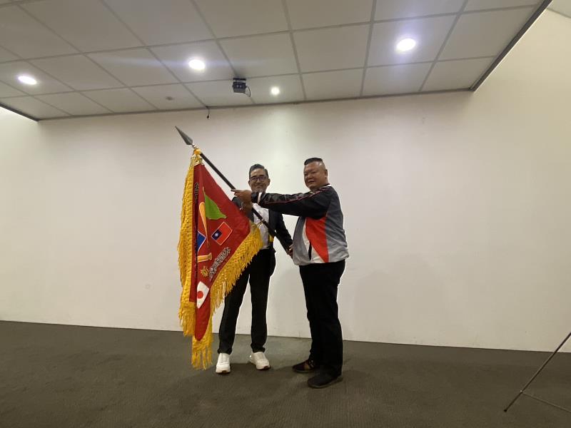 日本隊歸還冠軍旗。