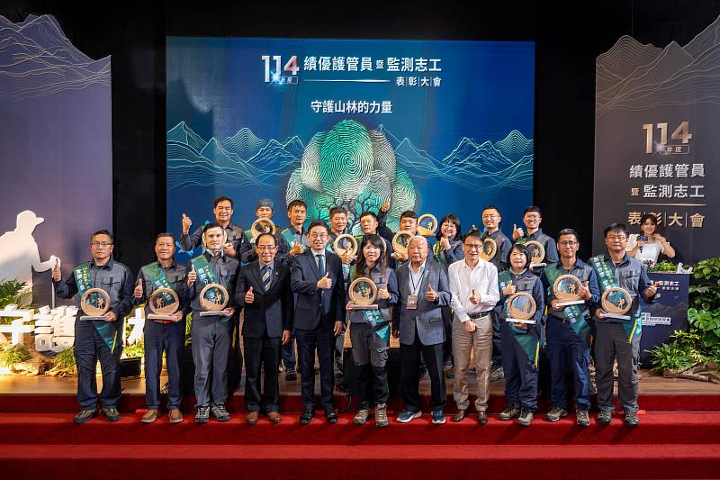 114年度績優護管員與貴賓大合照。