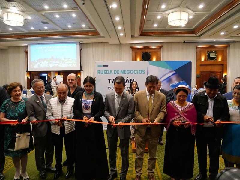 廖代表與與會貴賓共同進行開幕剪綵儀式，為貿洽會揭開序幕。