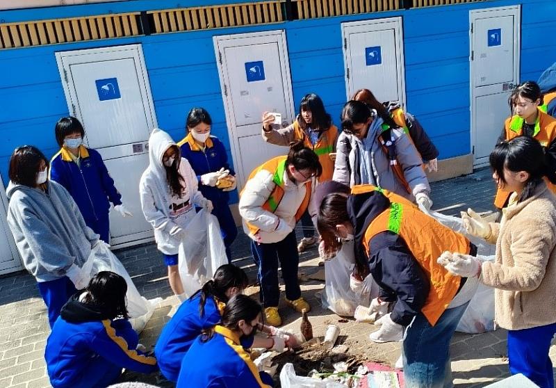 青筹及曙光女中的学生们，认真进行分类，并完成ICC。