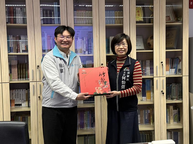 竹市消保官楊擎致贈新竹特產予台中市政府法制局消保官何怡萱主任。