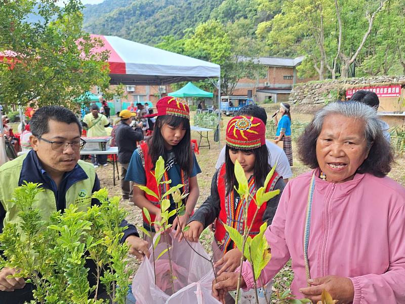 穿著族服開心領苗。