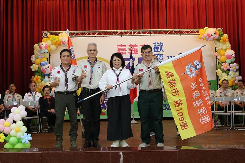 黃敏惠市長為表現傑出的童軍頒發獎項表揚童軍的精神。