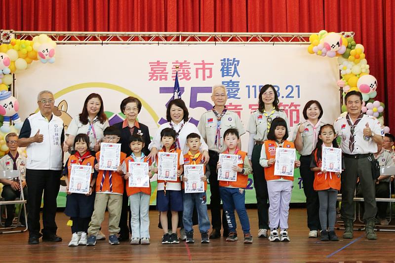 黃敏惠市長為表現傑出的童軍頒發獎項表揚童軍的精神。