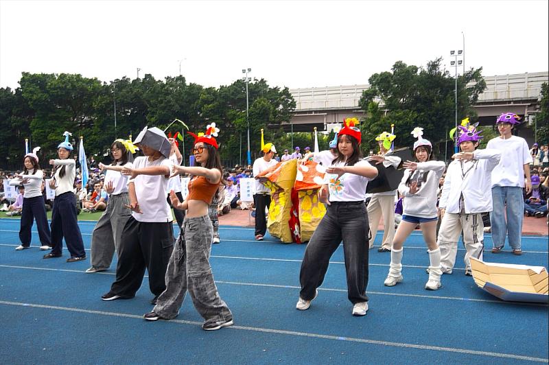 設計系結合當紅手機遊戲「皮克敏」，帶來充滿創意與活力的舞蹈表演。