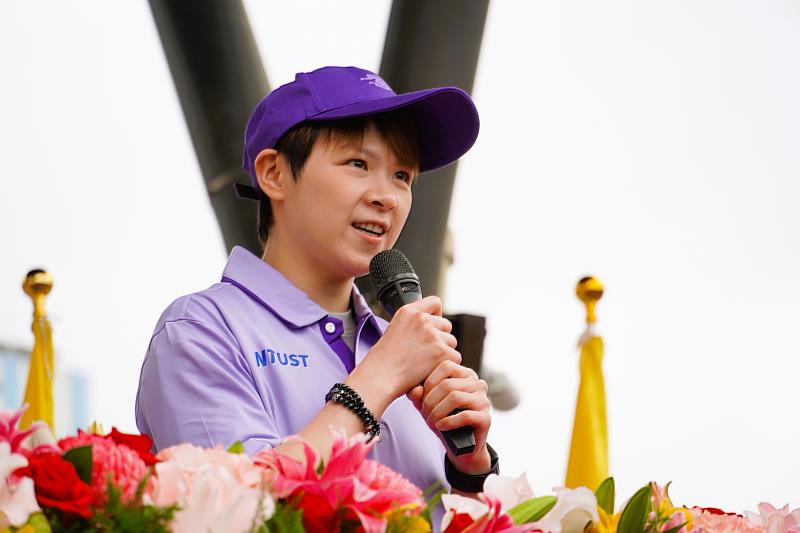 桌球名將陳思羽勉勵在場學生勇敢踏上起跑線、不拘泥於成績得失、重視團隊支持。