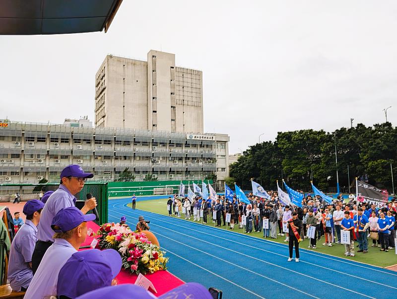 校長顏家鈺期待學生在運動會中發揮運動精神，把握機會鍛鍊身心，以更充沛的能量迎接未來挑戰。