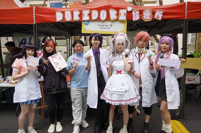 Cosplay社在園遊會開設「DOKIDOKI診療所」，以角色扮演展現次文化魅力，同時販售鬆餅與冷飲，療癒心靈與味蕾。