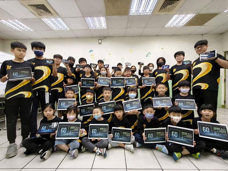 誠樺文教疊杯選手們共同響應。