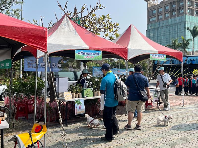 廉政宣導配合植樹月贈苗活動,憑發票兌換小葉赤楠及臺灣野牡丹藤苗木。