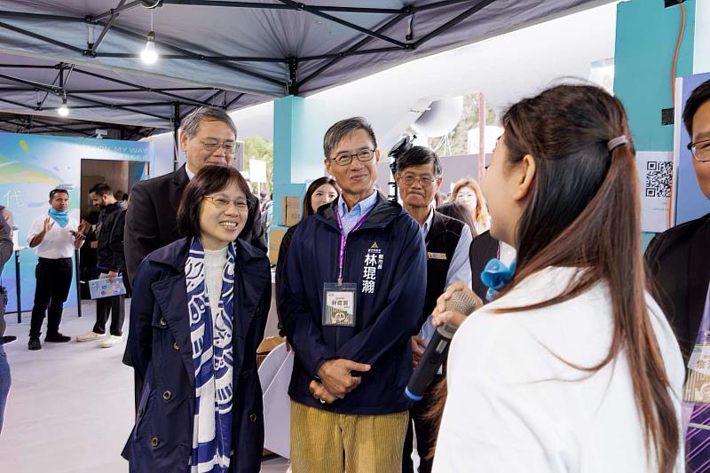 副市長林琨瀚及長官貴賓參訪企業攤位。