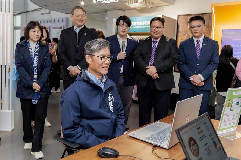 副市長林琨瀚現場體驗賈桃樂館內設施。