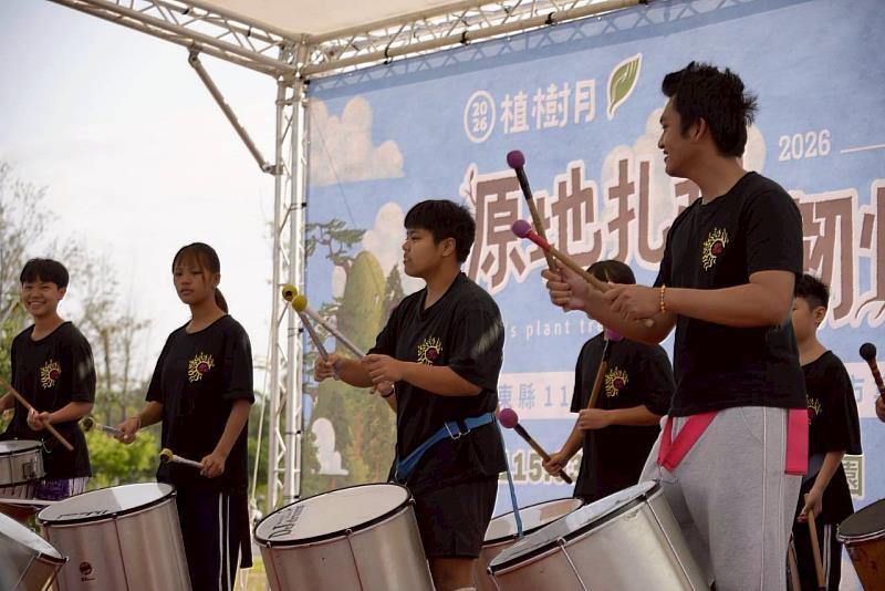 崁頂社區森巴鼓隊開場演出。