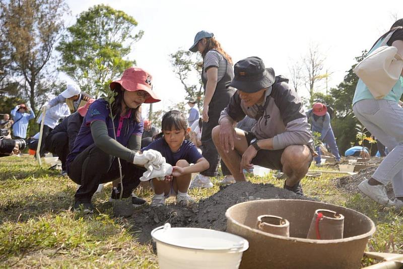 臺東分署邀請幼兒園孩童一起植樹。