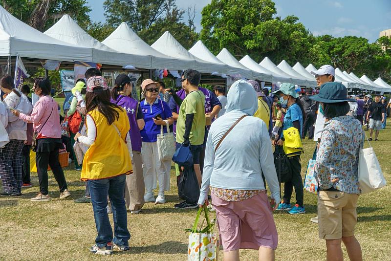 現場超過百攤市集，吸引民眾踴躍參與。