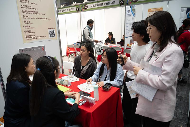 活動現場僑生積極與企業進行面談。