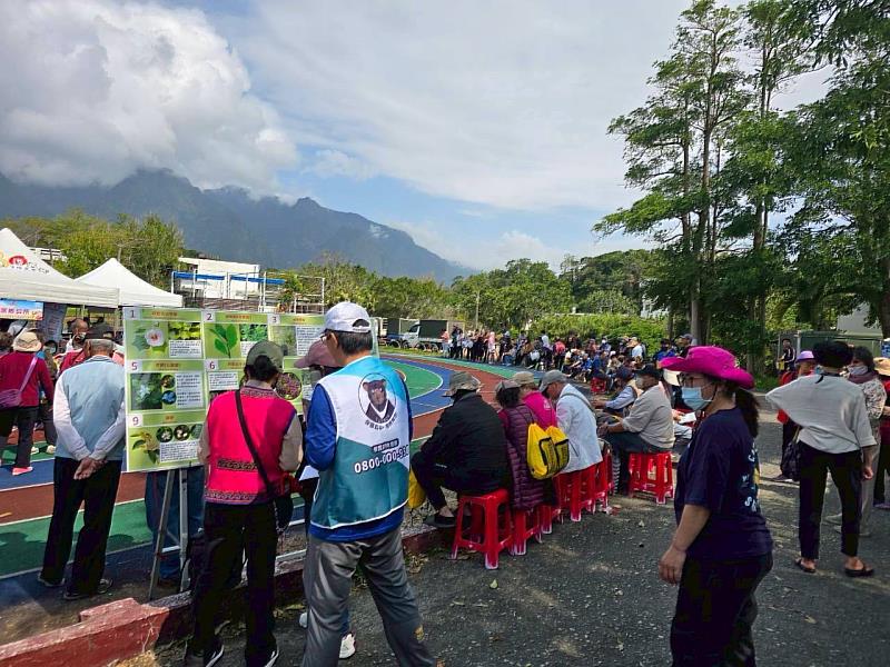 長濱場次的領苗民眾相當熱絡。