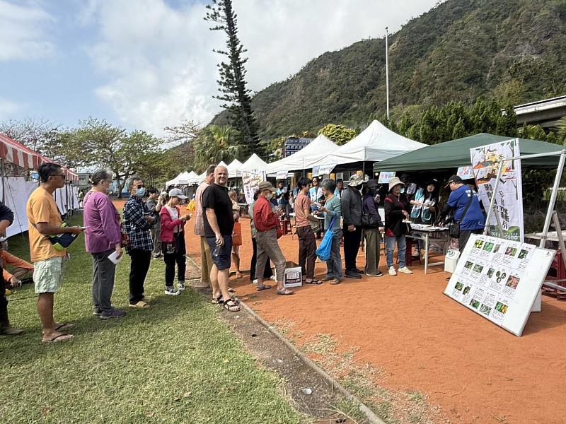 民眾踴躍排隊領取樹苗。