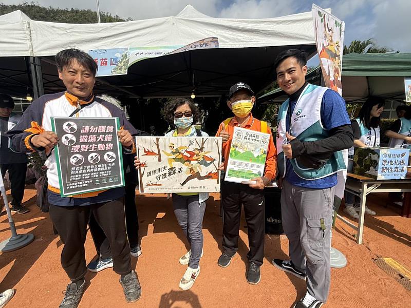 成功工作站同仁們向民眾宣導森林防火及保育業務。