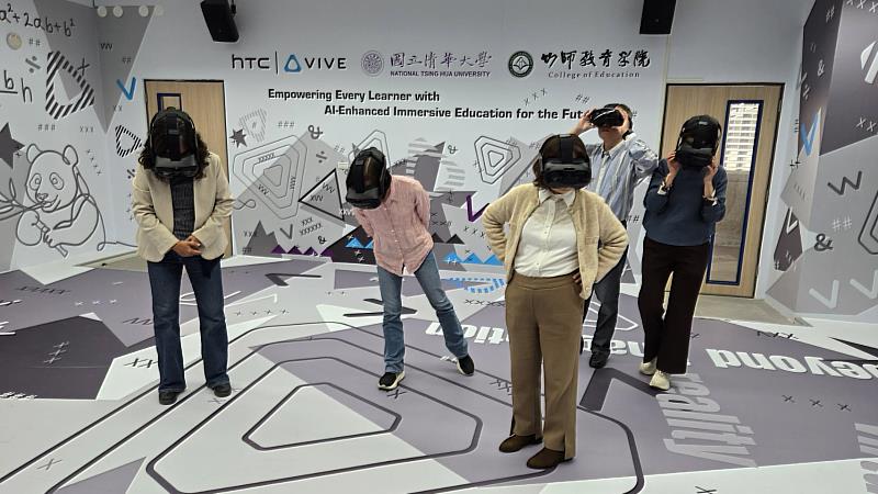 校長們操作「移動式VR」。