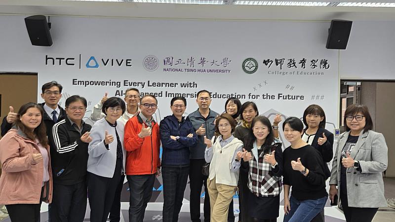 新竹市國中小校長團與吳聲毅教授及hTC團隊合影。