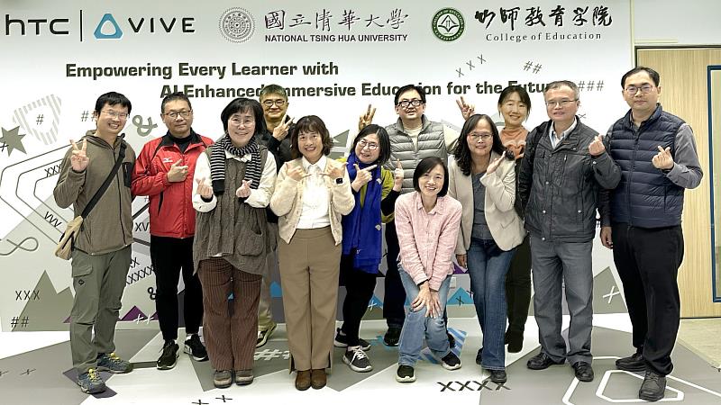 新竹市國中小校長團與吳聲毅教授及hTC團隊合影。