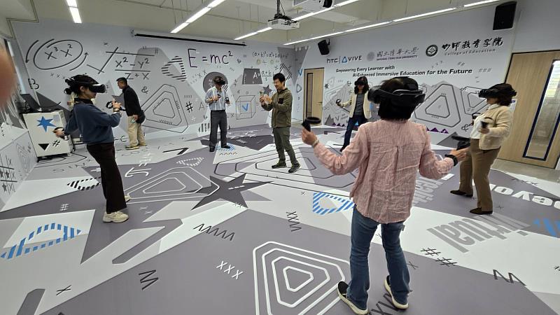 校長們操作「移動式VR」。